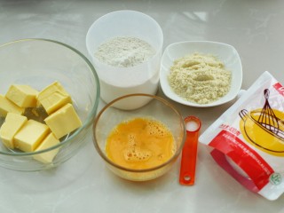 1、#曲奇菜谱秀#原味黄油曲奇,准备好所需食材