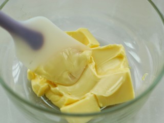 2、#曲奇菜谱秀#原味黄油曲奇,黄油室温软化至可以轻轻按下去的状态