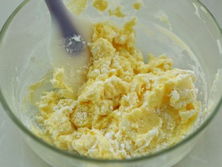 3、#曲奇菜谱秀#原味黄油曲奇,加入糖粉拌匀