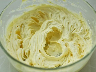 4、#曲奇菜谱秀#原味黄油曲奇,用电动打蛋器将黄油打至发白蓬松的羽毛状