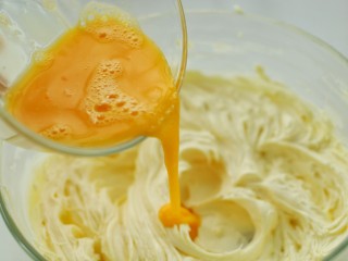 5、#曲奇菜谱秀#原味黄油曲奇,分三次加入蛋液