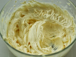 6、#曲奇菜谱秀#原味黄油曲奇,每次加入蛋液都要用打蛋器搅打均匀，再加入下一次的蛋液