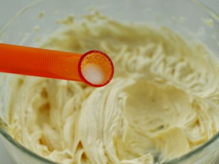 7、#曲奇菜谱秀#原味黄油曲奇,放入盐