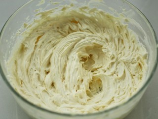 8、#曲奇菜谱秀#原味黄油曲奇,用打蛋器搅打均匀