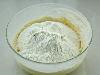 9、#曲奇菜谱秀#原味黄油曲奇,将低筋面粉、高筋面粉和杏仁粉混合均匀后筛入黄油中