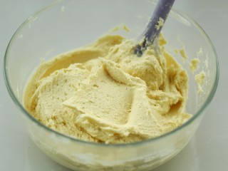 10、#曲奇菜谱秀#原味黄油曲奇,用刮刀拌匀至顺滑状态的黏面糊