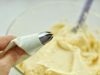 11、#曲奇菜谱秀#原味黄油曲奇,裱花袋里装入八齿裱花嘴