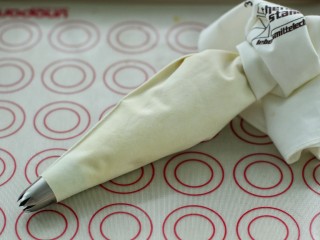 12、#曲奇菜谱秀#原味黄油曲奇,再取适量面糊装入裱花袋中