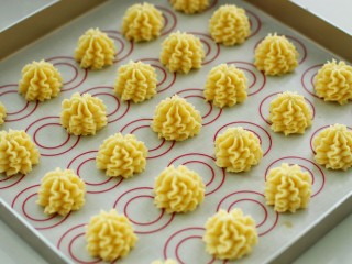 13、#曲奇菜谱秀#原味黄油曲奇,用垂直小幅度绕圈的方式在烤盘上挤出曲奇花纹