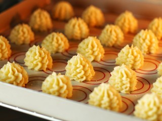 14、#曲奇菜谱秀#原味黄油曲奇,烤箱提前上火180度、下火160度预热，将烤盘放入中层烤约15-20分钟