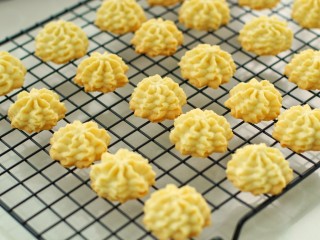 15、#曲奇菜谱秀#原味黄油曲奇,待曲奇表面上色后取出晾凉食用