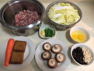 1、水饺,准备好各类食材。