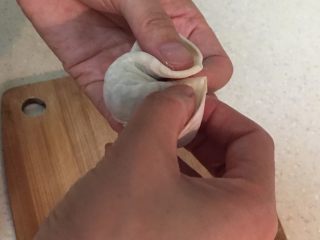 6、水饺,两端靠近，一上一下。