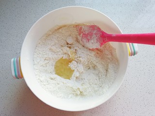 2、万圣节~蜘蛛饼干,分次加入植物油,翻拌均匀;