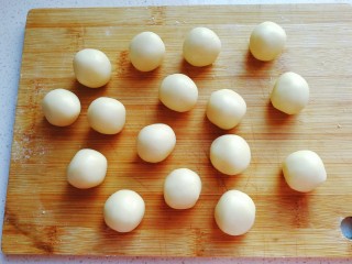 4、万圣节~蜘蛛饼干,再把面团分成每份约重10克左右的小剂子搓圆;