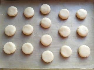 5、万圣节~蜘蛛饼干,然后把圆面团摆入烤盘中,用手稍微压扁;