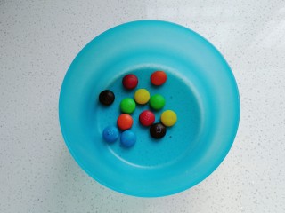 9、万圣节~蜘蛛饼干,准备彩色巧克力m豆;