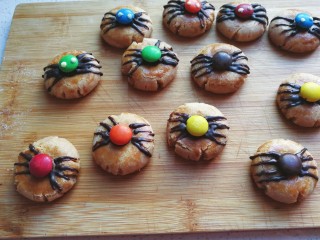 11、万圣节~蜘蛛饼干,然后再在m豆两侧挤上蜘蛛腿;