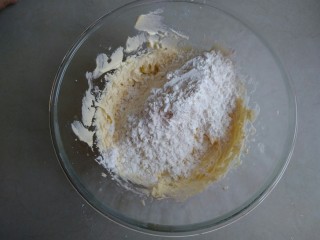 7、蔓越莓饼干,将面粉倒入。