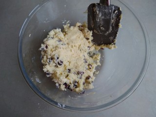 9、蔓越莓饼干,用刮刀将它们拌匀。