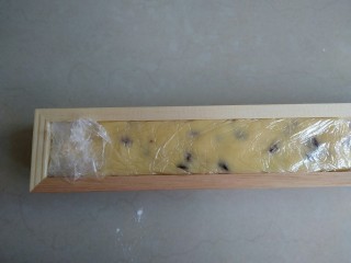 11、蔓越莓饼干,放在保鲜膜上，整理成长方形，放入冰箱冷冻一个小时。