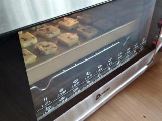 13、蔓越莓饼干,放入已经预热好160度的东菱K40c烤箱中下层烘烤20-25分钟，最后几分钟留意上色情况。