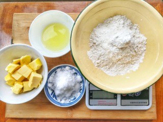 1、红心闪耀的覆盆子果酱甜心小圆饼~,准备好要用到的食材，用厨房秤称好分量，鸡蛋一个取蛋白，黄油切小块备用，
