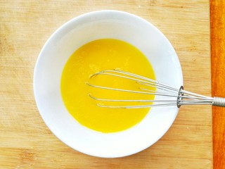 2、红心闪耀的覆盆子果酱甜心小圆饼~,黄油隔水融化成液体，