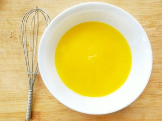 3、红心闪耀的覆盆子果酱甜心小圆饼~,加入糖粉，搅拌均匀备用，