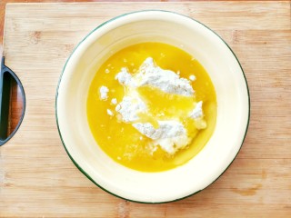 4、红心闪耀的覆盆子果酱甜心小圆饼~,黄油糖液倒入低筋面粉盆中，加入蛋白，混合均匀，