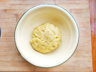 5、红心闪耀的覆盆子果酱甜心小圆饼~,手揉成面团，至盆中无干粉，