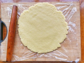 7、红心闪耀的覆盆子果酱甜心小圆饼~,面团稍微发硬后取出，用擀面杖擀成薄片，