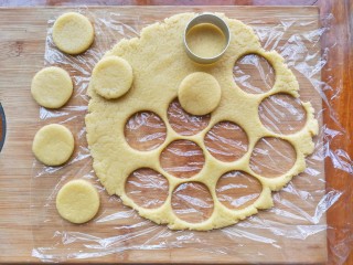 8、红心闪耀的覆盆子果酱甜心小圆饼~,用圆形模具压出形状，备用，