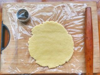 9、红心闪耀的覆盆子果酱甜心小圆饼~,余下的边角料再揉成面团，用擀面杖擀成薄片，压出圆形重复上一步的步骤，