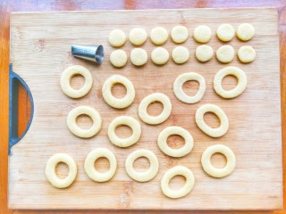 10、红心闪耀的覆盆子果酱甜心小圆饼~,取一半量的圆形面皮，用裱花嘴的上部，在圆形面皮的中间压一下，把中间掏空，这样就形成了环形面皮，依次压完一半量的圆形面皮，