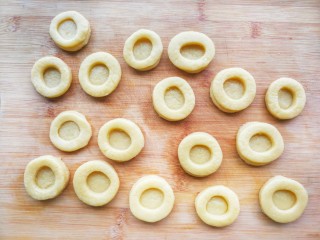 11、红心闪耀的覆盆子果酱甜心小圆饼~,把环形面皮叠在圆形面皮上，这样一个初步的饼干胚子就做好了，依次做完所有的面皮，