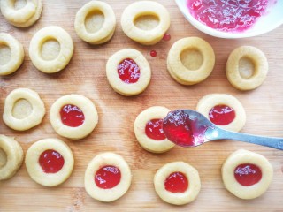 13、红心闪耀的覆盆子果酱甜心小圆饼~,与面皮持平就可以，不要溢出来，依次做好所有的饼干，