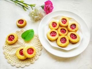 15、红心闪耀的覆盆子果酱甜心小圆饼~,来尝尝吧~酥脆香甜哦！