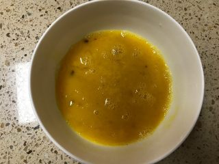 1、什锦蛋披萨,鸡蛋加入所有材料打散。