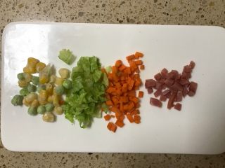 2、什锦蛋披萨,各种材料切碎。(蔬菜及火腿)
