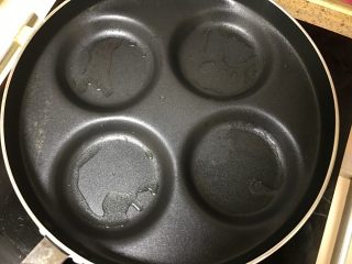 3、什锦蛋披萨,煎锅内抹油烧至温热。