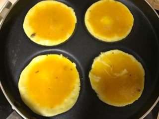 4、什锦蛋披萨,倒入鸡蛋液。