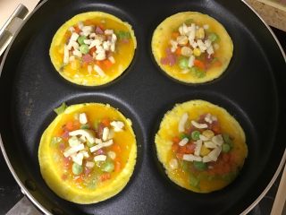 5、什锦蛋披萨,稍稍凝固了就放入蔬菜粒,再撒上些马苏里拉芝士。