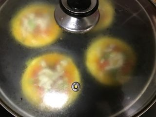 6、什锦蛋披萨,小火焖,盖上盖儿。