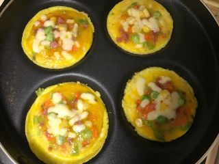 7、什锦蛋披萨,待蛋液基本凝固了关火。