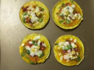 8、什锦蛋披萨,取出放在烤盘上。