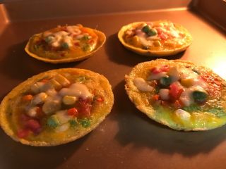 9、什锦蛋披萨,烤箱提前预热5分钟,上火190度,无需开小火,3分钟即可。