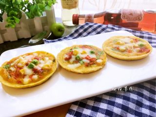 10、什锦蛋披萨,取出装盘。