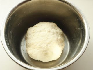 1、凉皮,面粉加一点点盐和适量水揉成团,静置一会。