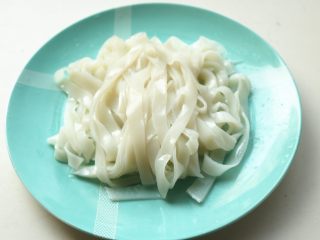 11、凉皮,切好的凉皮放在盘子里。